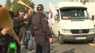 Автобусы со сторонниками Саакашвили по пути на митинг закидывают вениками