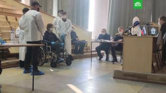 Устроившего стрельбу в пермском вузе студента привезли в суд на коляске