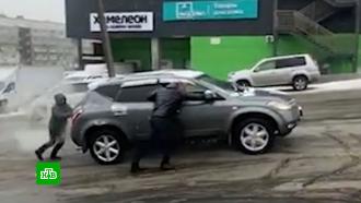 Мэр Владивостока помог автомобилистке вытолкать забуксовавшую <nobr>из-за</nobr> гололеда машину
