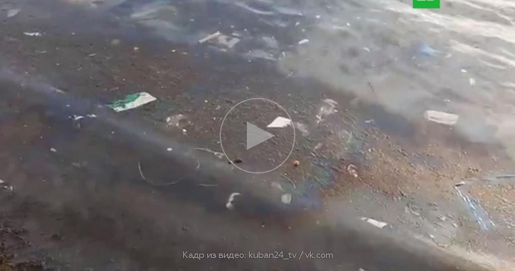 В море под Геленджиком появилось огромное радужное пятно // НТВ.Ru