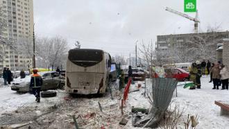 Автобус въехал во двор дома в Саратове: шестеро пострадавших