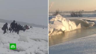 Вахтовики массово рискуют жизнью на льду Енисея из-за отсутствия переправы