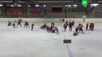 Молодые новокузнецкие хоккеисты устроили массовую драку на льду 
