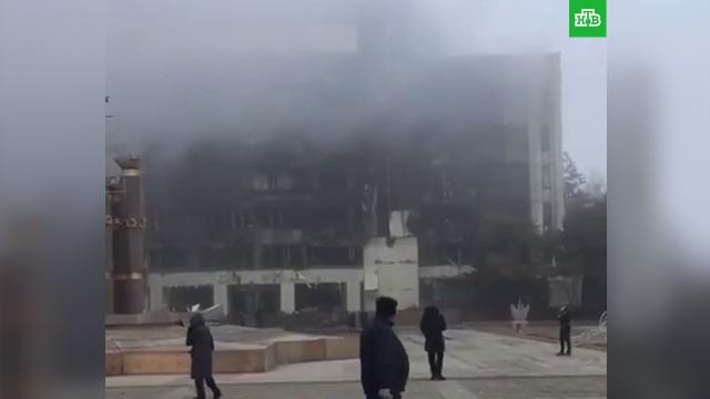 В казахстанском городе полностью сгорел акимат: видео.Казахстан, беспорядки, митинги и протесты, погромы.НТВ.Ru: новости, видео, программы телеканала НТВ