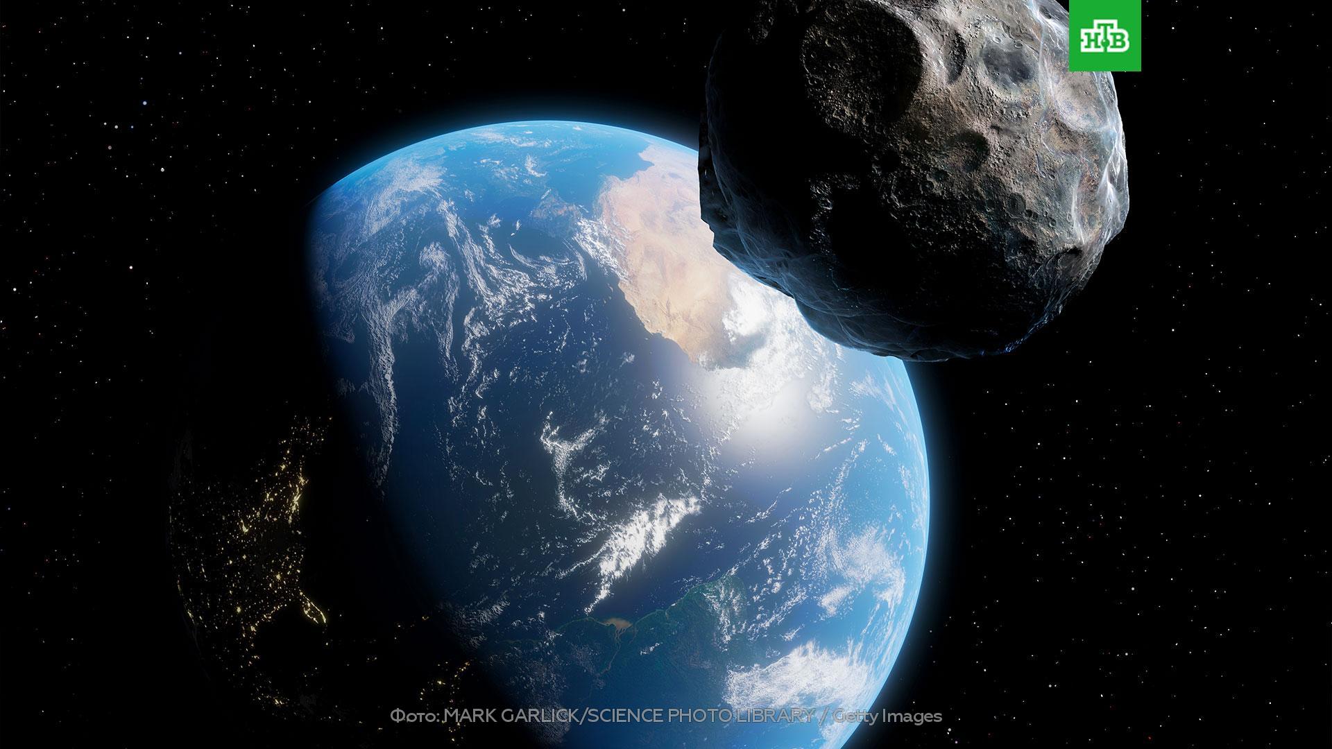 Два астероида массой 10т. Задачи на всемирное тяготение. Космический корабль массой 8 т приблизился к станции массой 20 т. Порядок значения силы взаимного притяжения двух кораблей. Два астероида массой 10т и 30т приблизились.