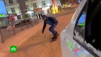 Коммунальщики не справляются с накрывшими Россию аномальными снегопадами