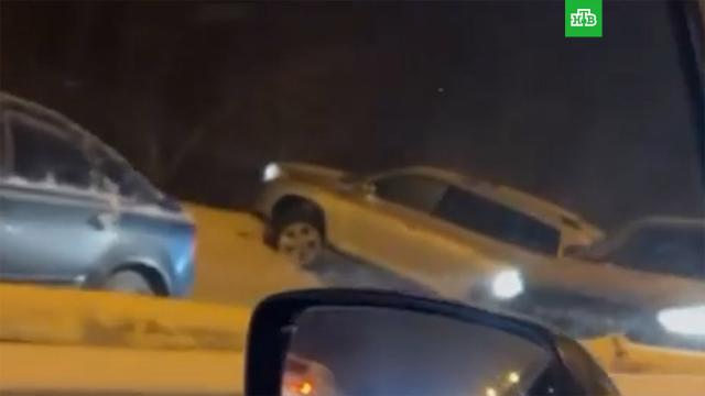 ДТП с 9 автомобилями произошло на Киевском шоссе в Москве.ДТП, Москва, автомобили.НТВ.Ru: новости, видео, программы телеканала НТВ