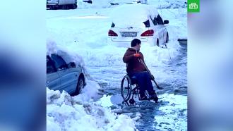 В Краснодаре инвалид-колясочник сам расчистил тротуар от снега