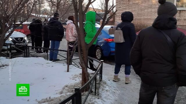 Петербуржцы выстроились в очереди перед поликлиниками.Санкт-Петербург, здравоохранение, коронавирус, медицина, эпидемия.НТВ.Ru: новости, видео, программы телеканала НТВ