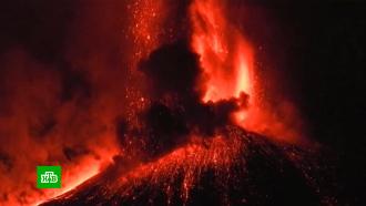 Вулкан Этна в Италии выбросил облако пепла на <nobr>10-километровую</nobr> высоту 