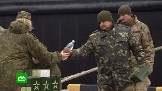 Сдавшиеся украинские военнослужащие с острова Змеиный доставлены в Севастополь