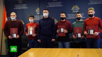 В Новосибирске наградили школьников, спасших умирающего на дороге младенца