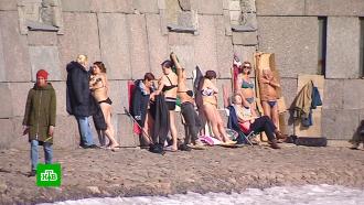 Петербуржцы встречают весну солнечными ваннами у Петропавловской крепости
