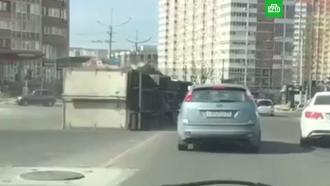 Ураганный ветер перевернул грузовую «Газель» в Новороссийске