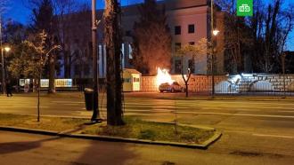 Автомобиль протаранил забор посольства РФ в Румынии и загорелся