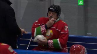 Лукашенко ударили клюшкой по лицу во время игры в хоккей