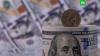 Доллар и евро подорожали почти на 6 рублей на открытии Мосбиржи
