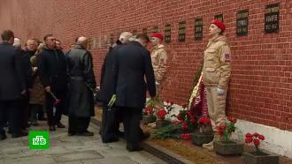 Представители «Роскосмоса» возложили цветы к могилам Гагарина и Королёва