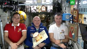 Космонавты показали патриарху Кириллу парящий в невесомости среди икон кулич