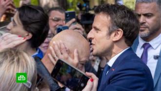 Победивший на президентских выборах Макрон благодарил избирателей звонкими поцелуями
