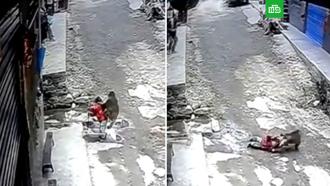 Нападение агрессивной обезьяны на 3-летнюю девочку в Китае попало на видео 
