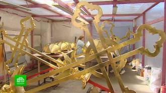 Реставраторы завершают золотить кресты Павловского собора в Гатчине