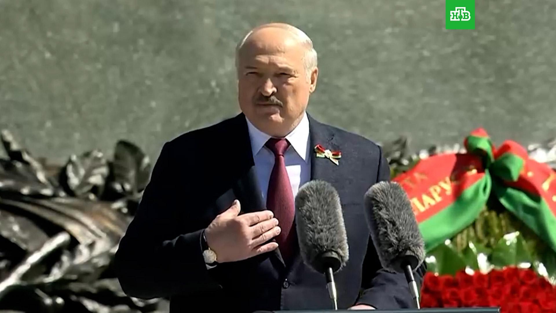 Всячески поддерживаю. Лукашенко 9 мая 2022. Лукашенко на параде в Минске. Лукашенко нападение на Беларусь. Лукашенко возложение цветов.