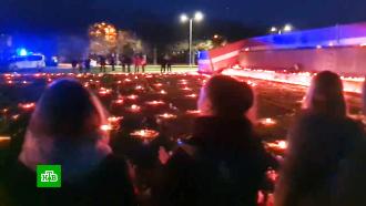 Жители Риги отстояли ковер из цветов у памятника Освободителям