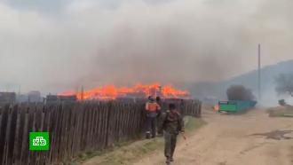 В пригороде Тюмени лесной пожар приблизился к железной дороге и автотрассе