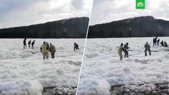 Делавших селфи на льдине подростков унесло течением в Якутии