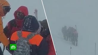 Застрявших на Эльбрусе туристов спустили с вершины