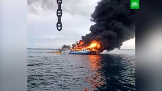 Судно с пассажирами на борту загорелось у берегов Филиппин