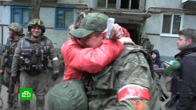 «Россию как не любить, хлопцы?»: жители Светлодарска обнимают освободителей города