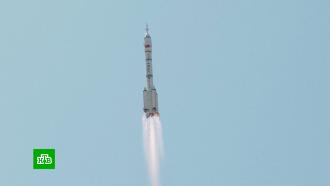 Китайская ракета успешно вывела на заданную орбиту корабль с тремя космонавтами