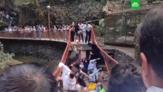 Подвесной мост с людьми рухнул во время церемонии открытия