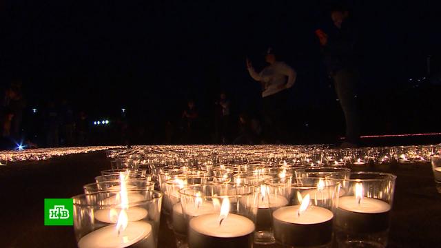 День памяти и скорби: россияне по всей стране возлагают цветы к монументам и зажигают свечи