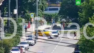 Автомобиль сбил человека на электросамокате в центре Москвы