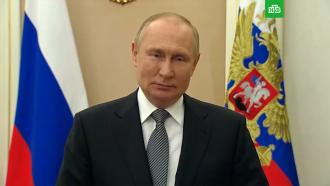 Путин поздравил российских выпускников с окончанием школы