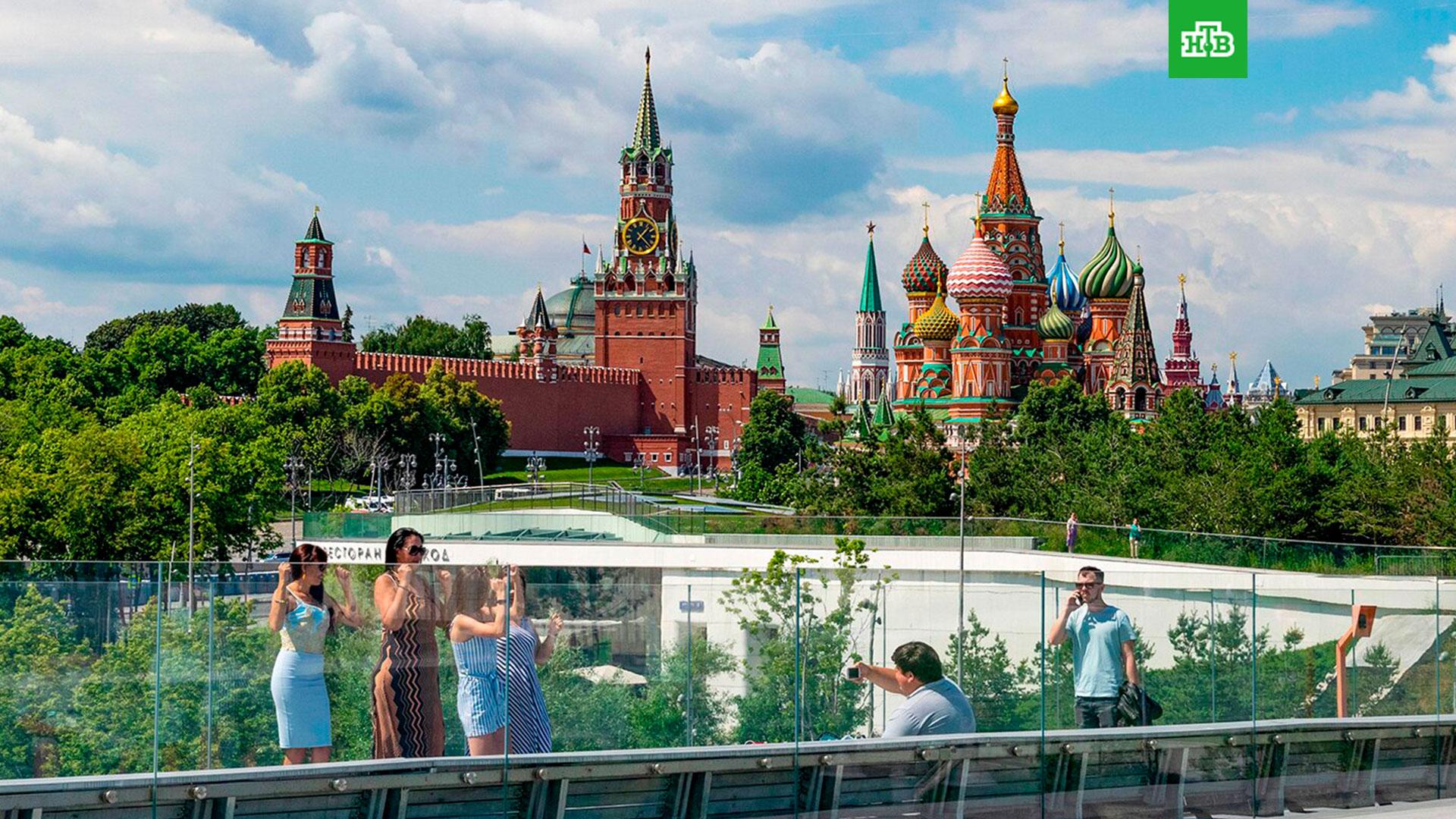 Moscow utm source. Туризм в Москве. Туристы в Москве. Туризм в России. Москва туристическая.