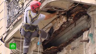 Коммунальщики демонтируют куски лепнины после обрушения в доме на Невском проспекте
