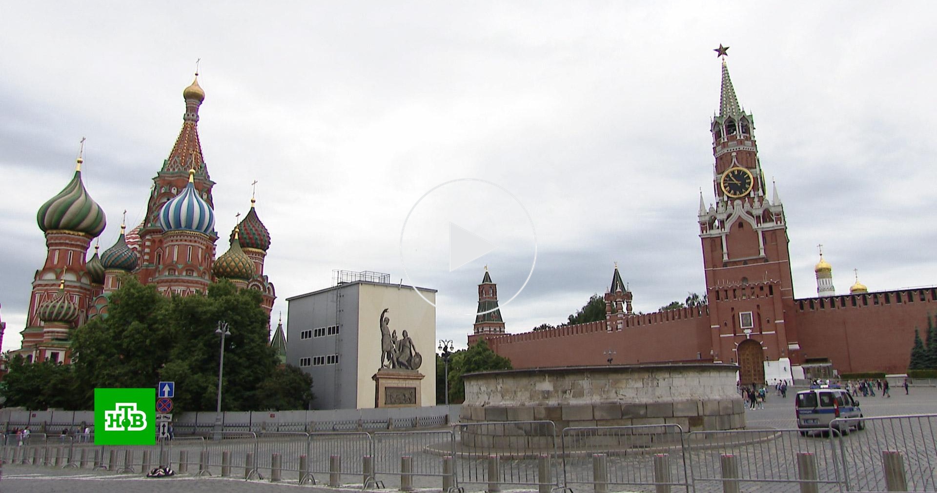 Площадь закрывать. Красная площадь. Храм на красной площади в Москве. Елка на красной площади. Парад на красной площади.