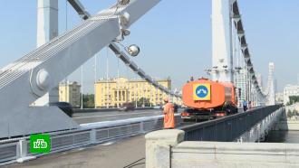 В Москве промывают Крымский мост