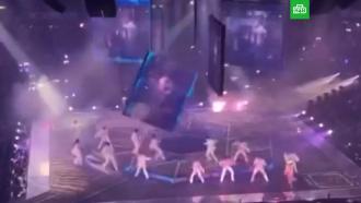 Гигантский экран упал на танцоров во время концерта в Гонконге