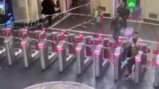 Мужчина с букетом напал на пассажирку столичного метро.Москва, метро, нападения.НТВ.Ru: новости, видео, программы телеканала НТВ