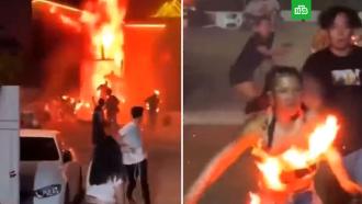 Люди в горящей одежде выбегали из загоревшегося клуба в Таиланде 
