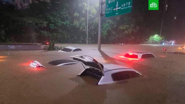 Семь человек погибли из-за мощных ливней в Южной Корее.Южная Корея, погодные аномалии.НТВ.Ru: новости, видео, программы телеканала НТВ