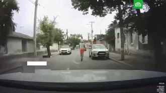 Мужчина проехал на самокате с ребенком на плечах по дороге в Симферополе