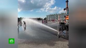Туристы приняли освежающий душ на Дворцовой площади