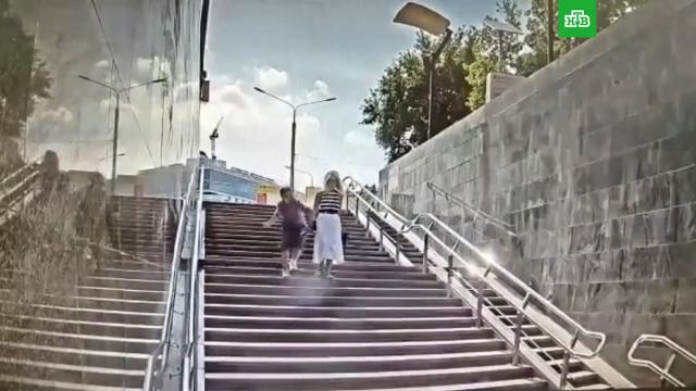 Очевидцы помогли москвичке отбиться от грабителя возле станции метро «Савёловская».Москва, кражи и ограбления.НТВ.Ru: новости, видео, программы телеканала НТВ