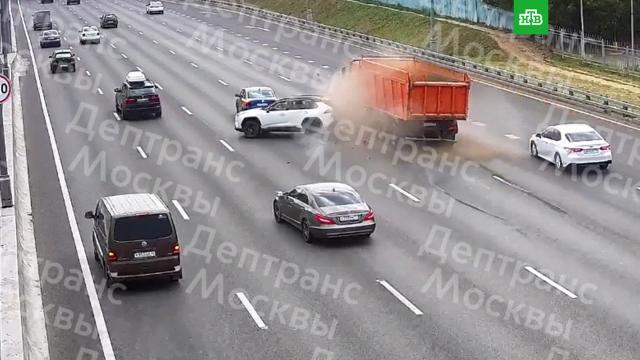 Камаз обгоняет иномарку